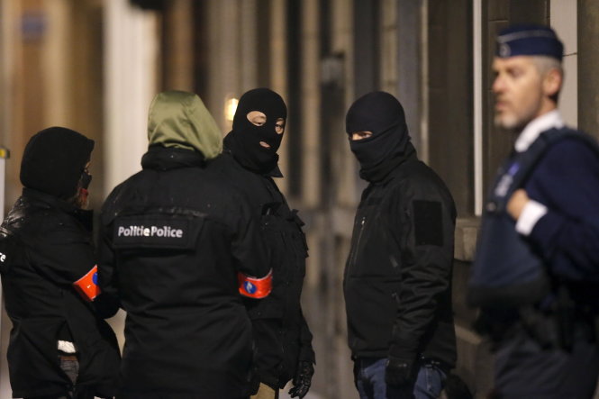 Cảnh sát đặc nhiệm của Bỉ trong chiến dịch truy bắt khủng bố ở khu Schaerbeek ngày 25-3 - Ảnh: Reuters