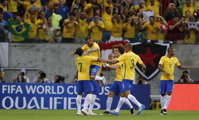 Các cầu thủ Brazil ăn mừng bàn thắng vào lưới Uruguay. Ảnh: Reuters