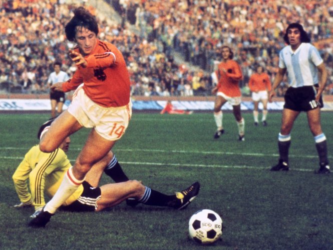 Johan Cruyff (số 14) trong trận thắng Argentina 4-0 ở World Cup 1974 - Ảnh: Goal.com