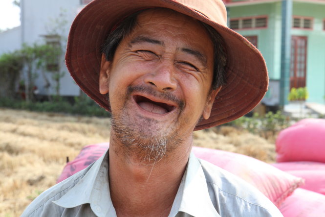 Nụ cười hạnh phúc của ông Nguyễn Minh Mẫn ở xã Bình Đông, thị xã Gò Công sau khi thu hoạch lúa từ đám ruộng tưởng đã chết khô hai tháng trước - Ảnh: Vân Trường