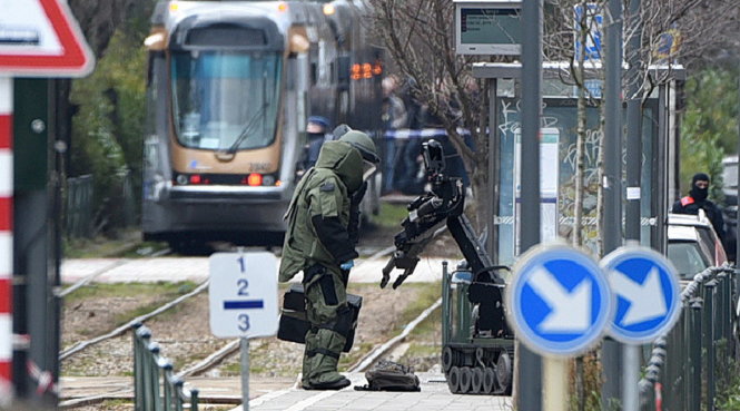 Một robot của đội xử lý bom có mặt tại trạm xe điện ở Schaerbeek hôm 25-3 - Ảnh: Reuters