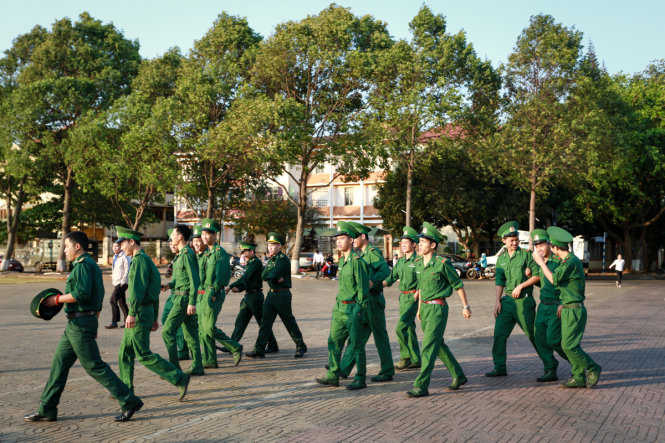Từ 6g30 sáng, các chiến sĩ TP Buôn Ma Thuột đã tập trung về quảng trường để chào cờ - Ảnh: Tiến Thành