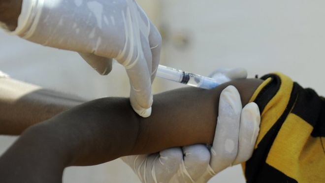 Bộ trưởng Bộ y tế Uganda ước tính khoảng 3% trẻ em ở Uganda chưa được tiêm phòng vắc xin - Ảnh: AFP