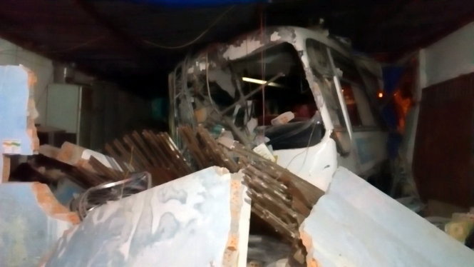 Hiện trường vụ tai nạn xe khách đâm sập hai căn nhà - Ảnh: CTV