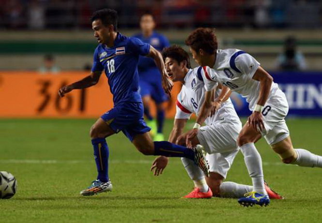Ngôi sao Chanathip (18) bất lực trước các cầu thủ Hàn Quốc. Ảnh: Goal.com