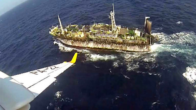 Chiếc tàu cá Lu Yan Yuan Yu 010 của Trung Quốc bị tuần duyên Argentina đánh chìm hồi giữa tháng 3-2016 vì đánh bắt cá trái phép trong vùng biển của Argentina - Ảnh: AFP