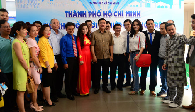 Bí thư Thành ủy TP.HCM Đinh La Thăng chụp ảnh kỷ niệm cùng với các doanh nghiệp trẻ  - Ảnh: Quang Định
