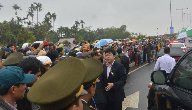 Bất chấp trời mưa, hàng nghìn người dân nô nức tham dự lễ khánh thành - Ảnh: Thanh Ba