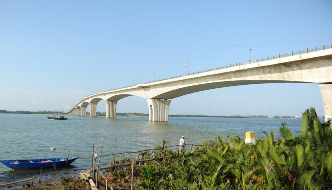 Cầu Cửa Đại nối đôi bờ sông Thu Bồn - Ảnh: Thanh Ba