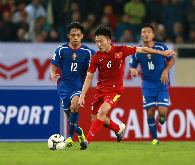 Xuân Trường (áo đỏ) đã làm dậy sóng sân Mỹ Đình với hai đường chuyền giúp Văn Toàn và Công Vinh trong trận thắng 4-1 trước Đài Loan hôm 24-3 - Ảnh: Nam Khánh