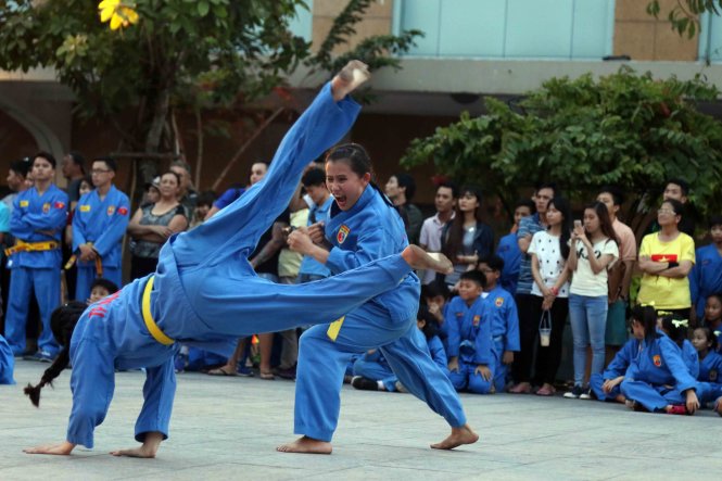 Các đòn thế biểu diễn Vovinam đã khiến các du khách nước ngoài thích thú. Ảnh: N.K