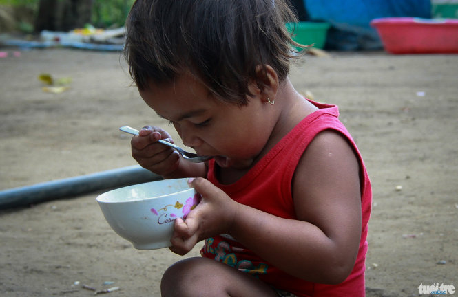 Em Huyền Trân (2 tuổi) tự xúc ăn khi cha mẹ vắng nhà