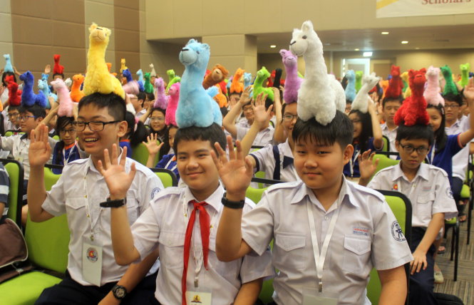 Các học sinh với chú lạc đà Alpaca (biểu tượng cuộc thi) trên đầu, cùng nhau giơ tay hứa sẽ trở thành một học sinh ngoan, yêu thiên nhiên, bảo vệ môi trường và hướng tới một thế giới tốt đẹp - Ảnh: Hải Quân