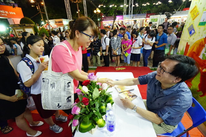 Nguyễn Nhật Ánh - tác giả có sách bán chạy nhất hội sách năm nay - trong vòng vây của độc giả tại Hội sách TP.HCM lần 9 - Ảnh: Quang Định