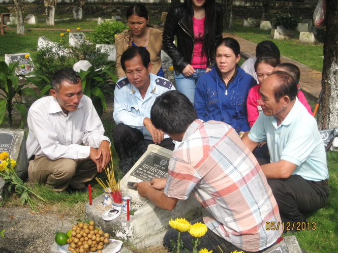 Đồng đội và người thân trong buổi lễ đặt lại bia mộ cho liệt sĩ Nguyễn Thị Em - Ảnh: Hân Vũ