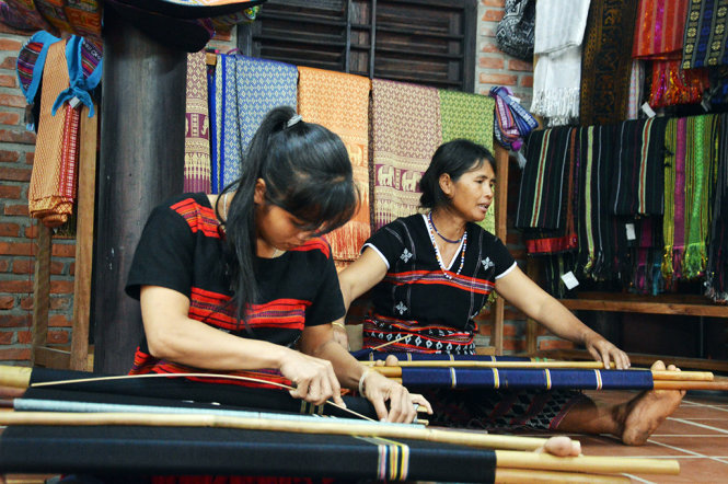 Các nghệ nhân dệt lụa ở làng lụa Hội An - Ảnh: Thanh Ba
