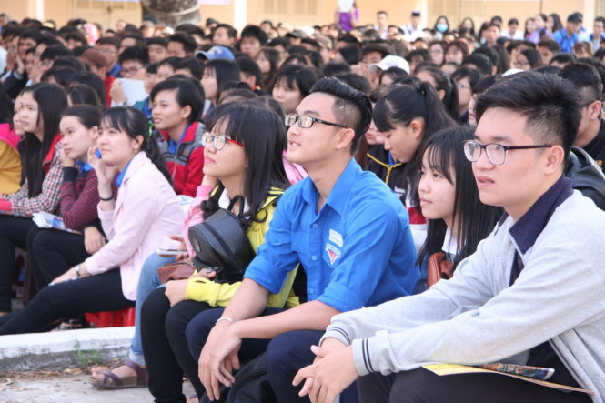 Học sinh đang nghe phổ biến các thông tin về kỳ thi THPT quốc gia trong chương trình tư vấn tuyển sinh - hướng nghiệp 2016. Ảnh: Trần Huỳnh