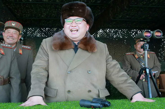 Ông Kim Jong Un trong video thị sát tập trận pháo binh do báo nhà nước Triều Tiên đăng tải - Ảnh: Independent