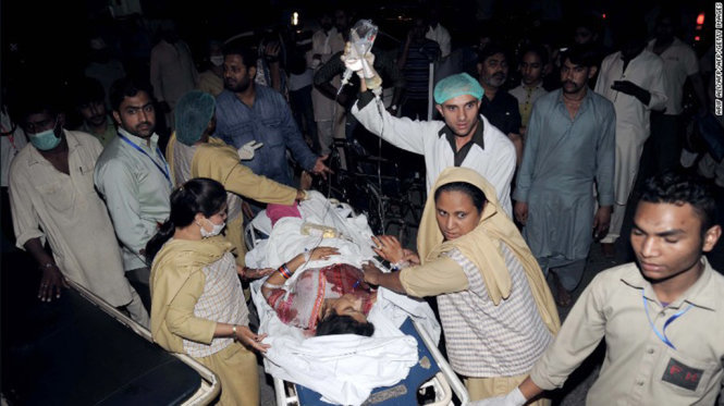 Số người thiệt mạng trong vụ tấn công ở Pakistan có thể còn tăng. Trong ảnh: Một phụ nữ bị thương trong vụ nổ đang được đưa tới bệnh viện - Ảnh: AFP