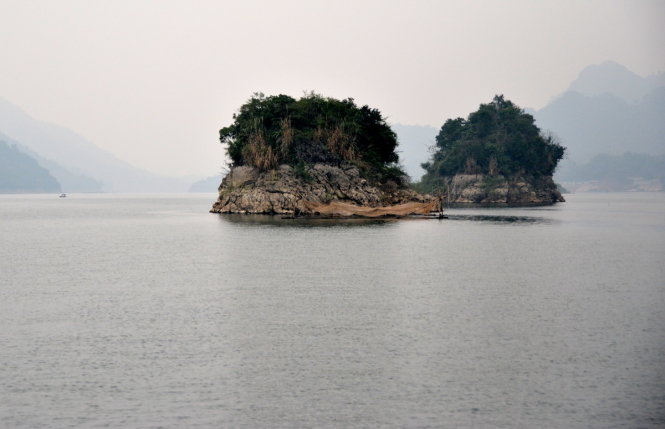 Những đảo đá nằm giữa lòng hồ - Ảnh: Phạm Tô Chiêm