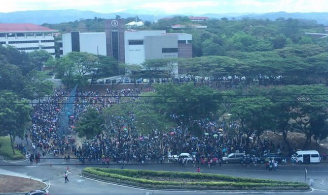 Sinh viên, giảng viên trường Ateneo de Manila được sơ tán sáng 28-3 sau khi bị dọa bom - Ảnh: Twitter/straitstimes