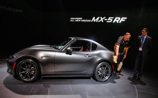 Mazda trình làng chiếc MX-5 RF mui cứng Targa - Ảnh: BI