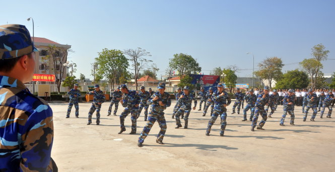 Cán bộ, chiến sĩ Bộ tư lệnh Vùng cảnh sát biển 3 luyện tập võ nghệ trong đợt ra quân huấn luyện 2016 - Ảnh: Đông Hà