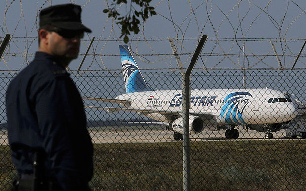 Lực lượng an ninh đang bao vây vòng ngoài tại sân bay Larcana (Cyprus), trong ảnh là máy bay MS181 của Hãng hàng không EgyptAir (Ai Cập) đang bị khống chế - Ảnh: Reuters