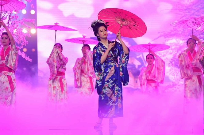 Nhật Kim Anh trình diễn bài hát Mùa thu Đông Kinh với phần minh họa khá công phu của vũ đoàn
