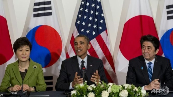 Tổng thống Hàn Quốc Park Geun-Hye (trái), Tổng thống Mỹ Barack Obama (giữa) và thủ tướng Shinzo Abe (phải) trong một cuộc gặp ở khu nhà đại sứ Mỹ ở The Hague - Ảnh:AFP