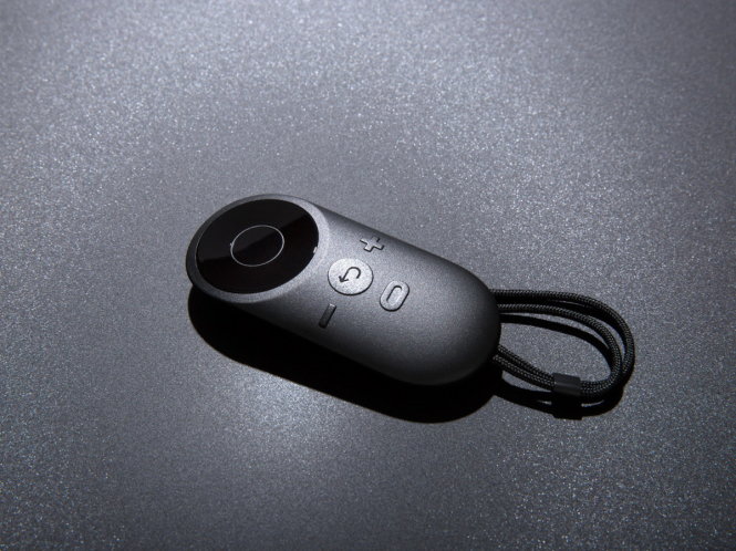 Tay cầm điều khiển, người dùng có thể tương tác với các đối tượng trong nội dung VR qua bộ điều khiển này, tương tự như bộ điều khiển Nintendo Wii trước đây - Ảnh: Wired