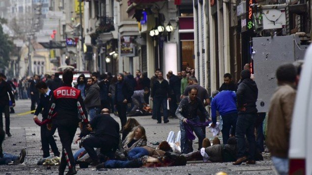 Người bị thương nằm trên lề đường sau vụ nổ ở Istanbul hôm 19-3 Ảnh: AFP