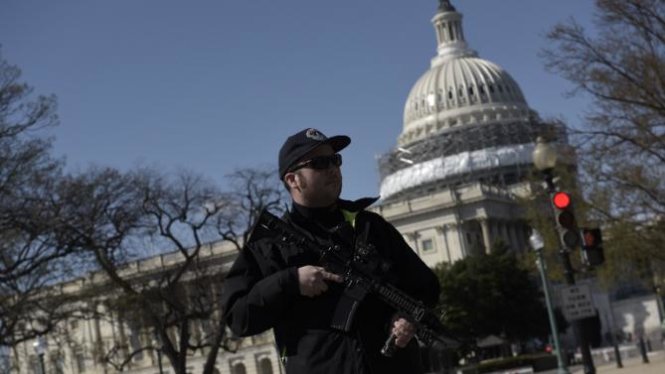 Cảnh sát đứng gác tại khu vực Capitol Ảnh: AFP