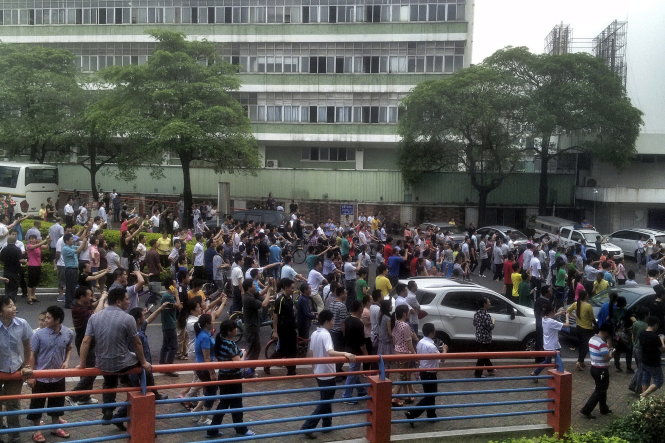 Người lao động Trung Quốc ở Khu công nghiệp Yue Yuen, thành phố Đông Quản, xuống đường đình công - Ảnh: Reuters