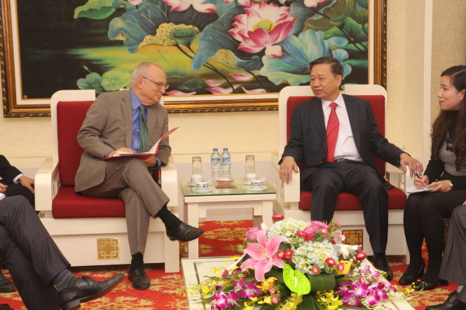 Thứ trưởng Bộ Công an, thượng tướng Tô Lâm trao đổi với ông David Saperstein, đại sứ lưu động phụ trách tự do tôn giáo quốc tế, Bộ Ngoại giao Hoa Kỳ - Ảnh: Việt Hưng