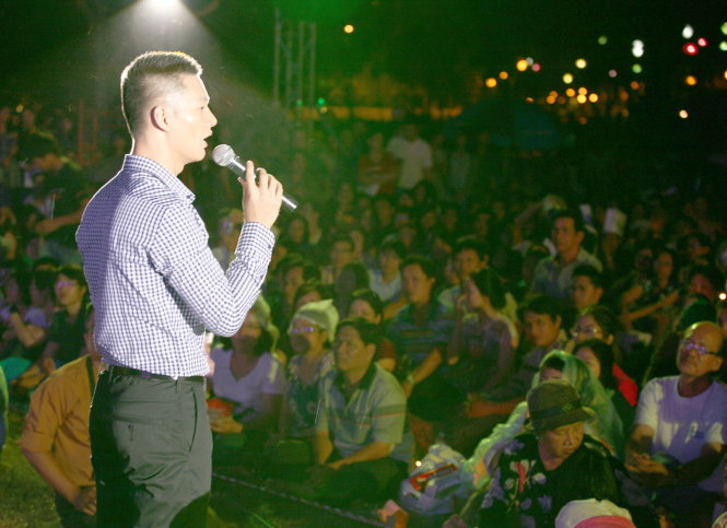 Nghệ sĩ và khán giả tham gia một đêm nhạc tưởng niệm nhạc sĩ Trịnh Công Sơn ở hồ Bán Nguyệt, Phú Mỹ Hưng, Q.7 - Ảnh: Gia Tiến