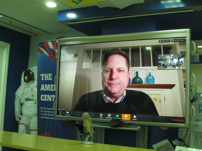Giáo sư Peter Dutton trên màn hình trong buổi trao đổi trực tuyến ở TP