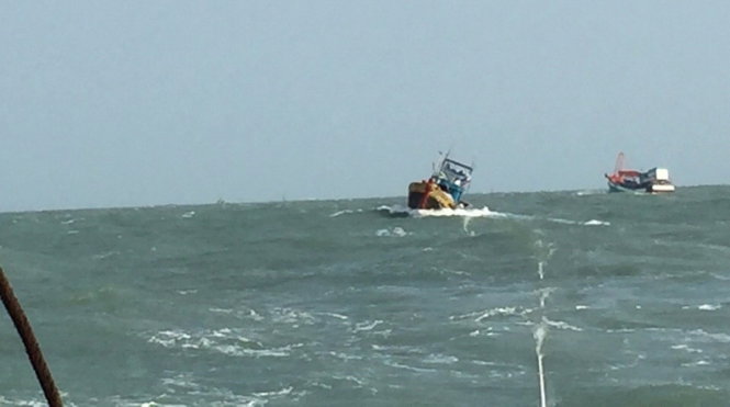 Tàu cá cùng 7 thuyền viên của tỉnh Bà Rịa - Vũng Tàu được đưa về bờ an toàn trong điều kiện thời tiết xấu - Ảnh: Trung tâm Phối hợp tìm kiếm cứu nạn hàng hải Việt Nam cung cấp
