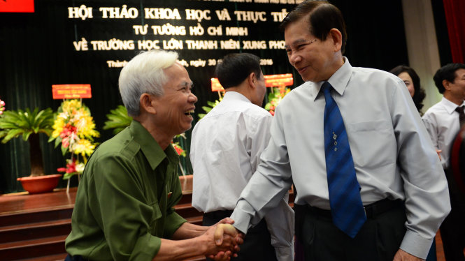 Nguyên Chủ tịch nước Nguyễn Minh Triết trao đối với đại biểu dự hội thảo - Ảnh: Quang Định