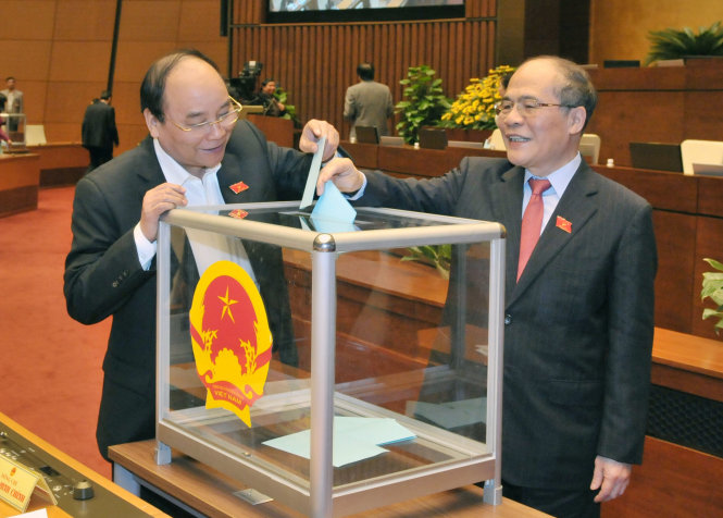 Chủ tịch Quốc hội Nguyễn Sinh Hùng và Phó thủ tướng Nguyễn Xuân Phúc bỏ phiếu miễn nhiệm chức danh chủ tịch Quốc hội, chủ tịch Hội đồng bầu cử quốc gia - Ảnh: TTXVN