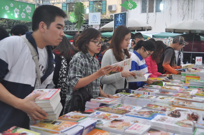 Khá đông bạn trẻ tham dự Hội sách mùa xuân - Ảnh: V.V.Tuân