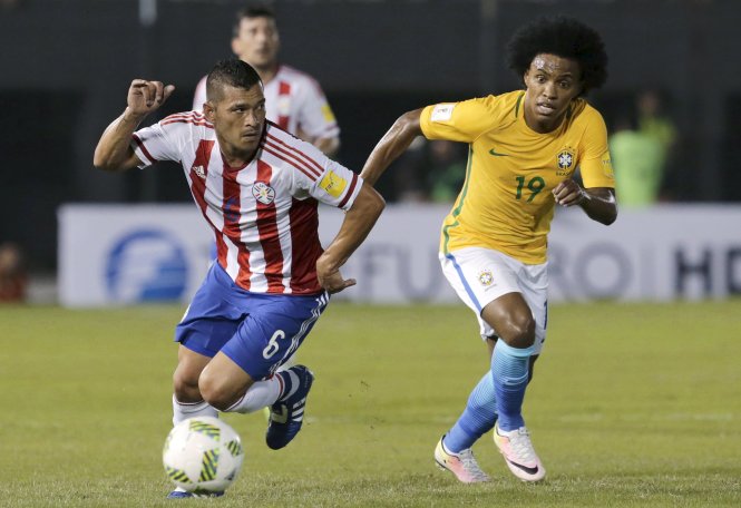 Brazil (phải) suýt thua Paraguay - Ảnh: Reuters