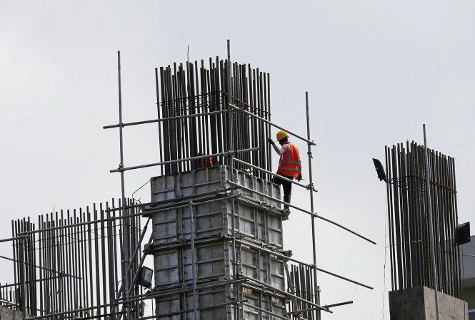 Công trình xây dựng tòa nhà tại thủ đô Colombo. Chính quyền Sri Lanka đang nỗ lực thúc đẩy phát triển kinh tế                           - Ảnh: Reuters
