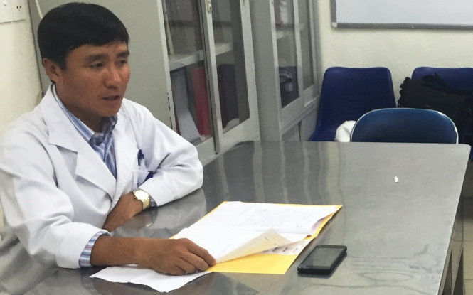 Bác sĩ Ngô Lê Đại - khoa cấp cứu bệnh viện Chợ Rẫy (TP.HCM) thông tin về tình hình sức khỏe của nạn nhân bị tạt axít - Ảnh: Ngọc Khải