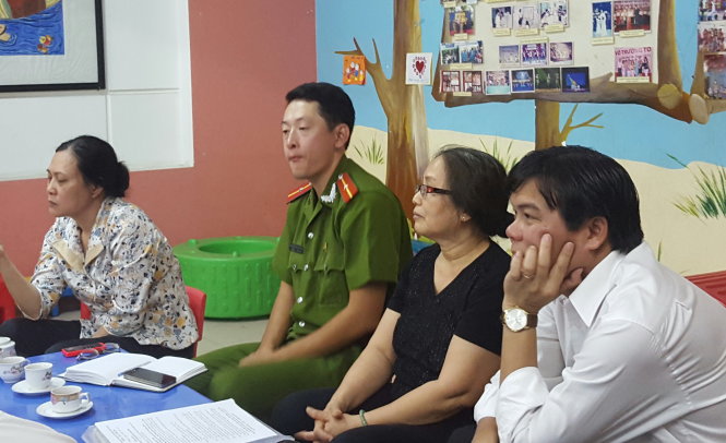 Ông Tăng Hữu Phong, tổng biên tập báo Tuổi Trẻ (bìa phải), lắng nghe ý kiến đóng góp của cử tri - Ảnh: H.Điệp