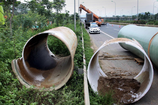 Đường ống nước sông Đà bị vỡ liên tục thời gian gần đây khiến hơn 70.000 hộ dân trong nhiều quận của TP Hà Nội bị ảnh hưởng, là bài học đắt giá cho các nhà đầu tư khi ký đấu thầu xây dựng đường ống nước giai đoạn 2. Trong ảnh: một đoạn ống nước sông Đà bị vỡ tại vị trí km 28+650, huyện Thạch Thất, Hà Nội - Ảnh: Tuấn Anh
