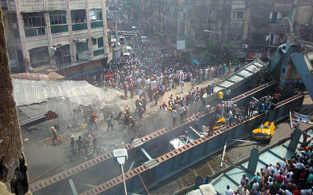 Hiện trường cầu vượt vừa bị sập ở Kolkata - Ảnh: @MetroTelegraph