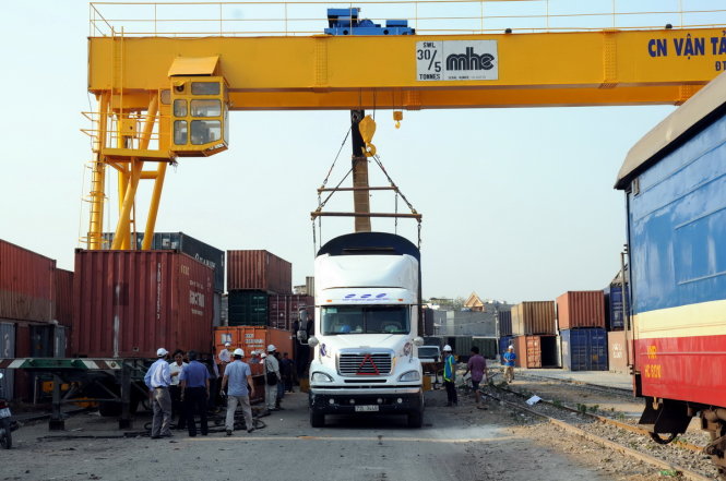 Toàn cảnh nâng toa tàu sang xe chuyên dụng để vận chuyển qua ga Trảng Bom - Ảnh: A Lộc