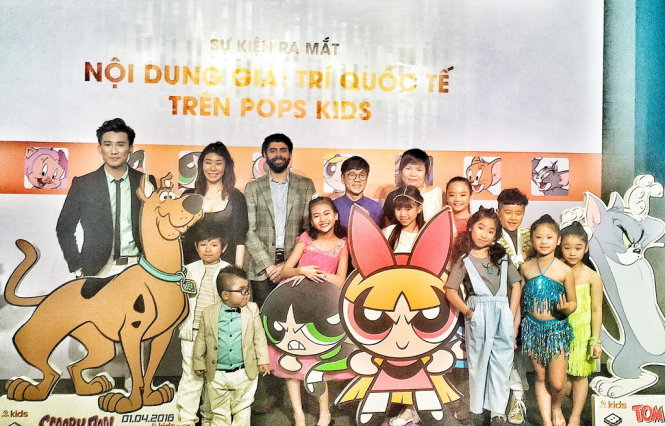 Nghệ sĩ Thành Lộc (giữa) cùng các bé thiếu nhi, đai diện POPS Worldwide và Turner trong buổi ra mắt bộ phim hoạt hình đầu tiên trên Pops Kids chiều 31-3 - Ảnh Minh Trang