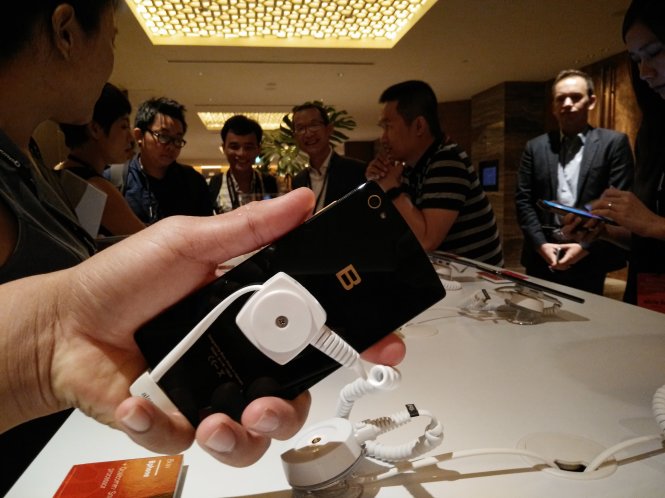 Chiếc điện thoại Bphone của Công ty Bkav xuất hiện trong khu trưng bày sản phẩm sử dụng vi xử lý Snapdragon của Qualcomm. - Ảnh: Đức Thiện
